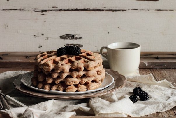 Миндальные вафли из цельнозерновой муки с ванильным сиропом