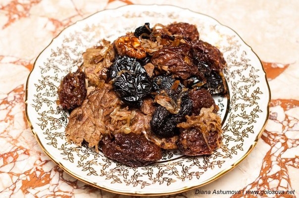 Говядина с черносливом, орехами и имбирем