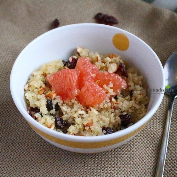 Киноа с сушеной клюквой, миндалем и цитрусами