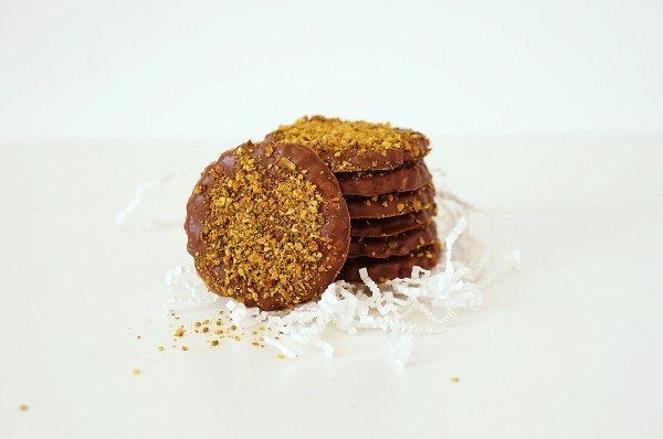 Печенье с фисташками, лимоном и молочным шоколадом