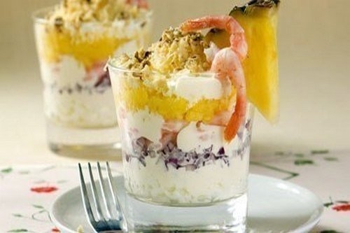 Салат с вареными креветками и ананасом