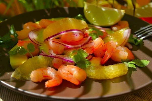 Салат из креветок, авокадо и апельсина