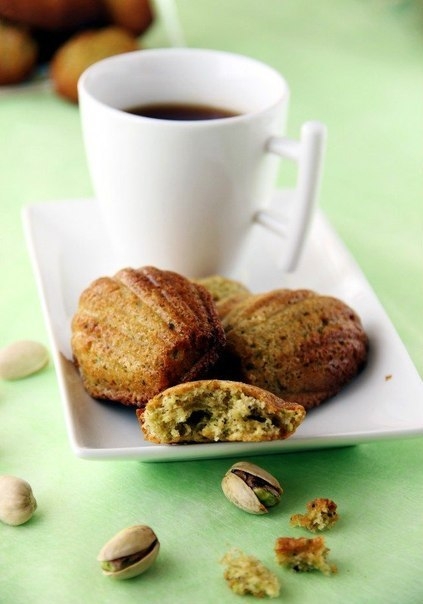 Мадлены с фисташками и белым шоколадом