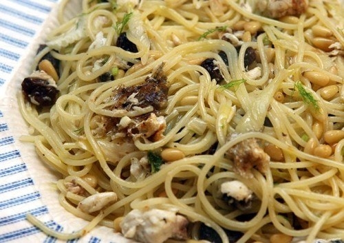 Спагетти с рыбкой, орешками и изюмом