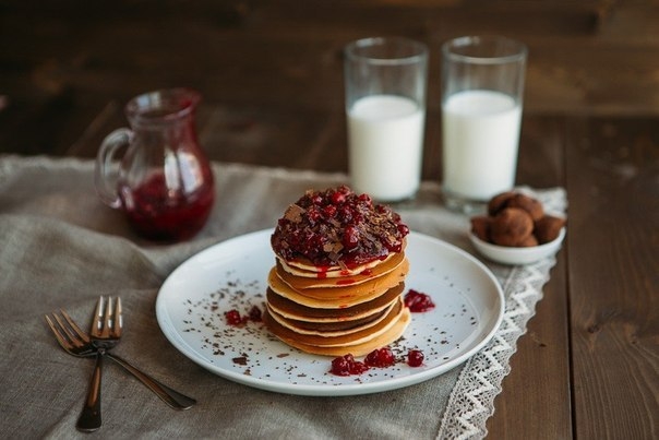 Панкейки или американские блинчики с клюквенным соусом Панкейки или американские блинчики с клюквенным соусом