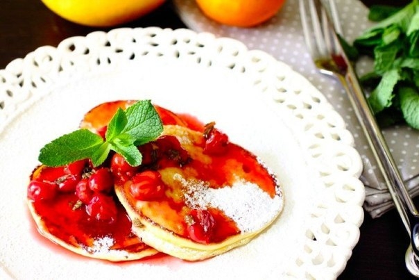 Цитрусовые творожные оладьи с вишнево-мятным соусом