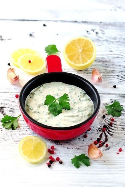 Соус для рыбы из тахины,йогурта и петрушки