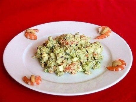 Оливье с креветками, авокадо и домашним майонезом