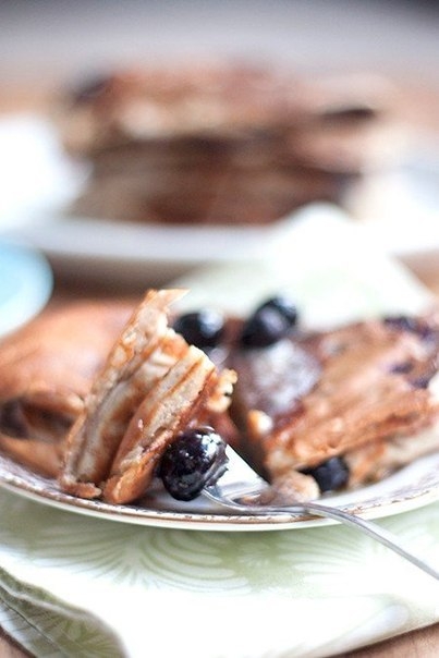 Банановые блины с черникой