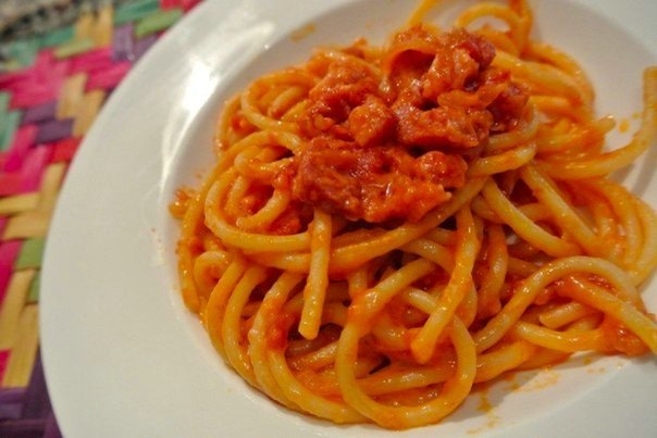 Спагетти с беконом и острым соусом из помидоров ("Ал Аматричана")