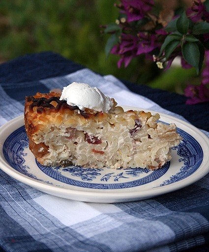 Запеканка из спагетти, творога и яблок