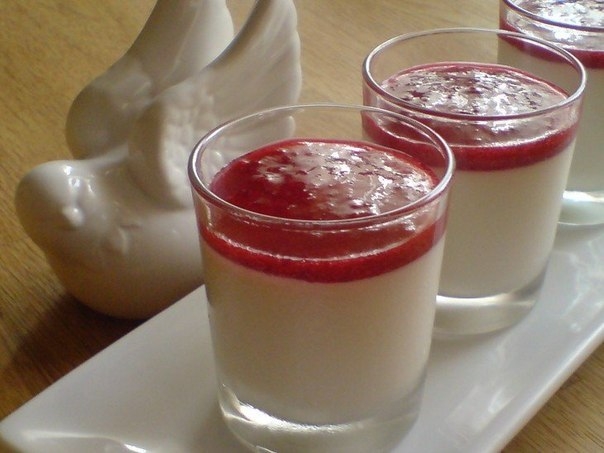 Десерт кокосовый с брусничным кули