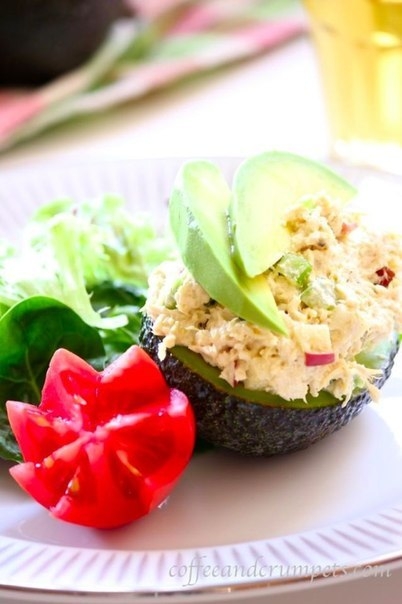 Куриный салат в пиалках из авокадо