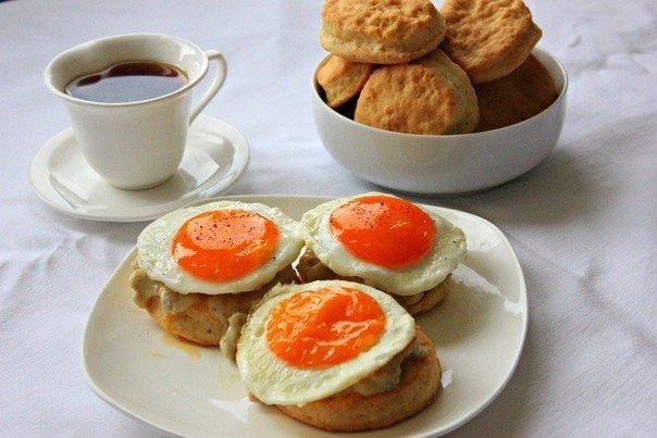 Глазунья на слоистых булочках "бискитс" с колбасным соусом