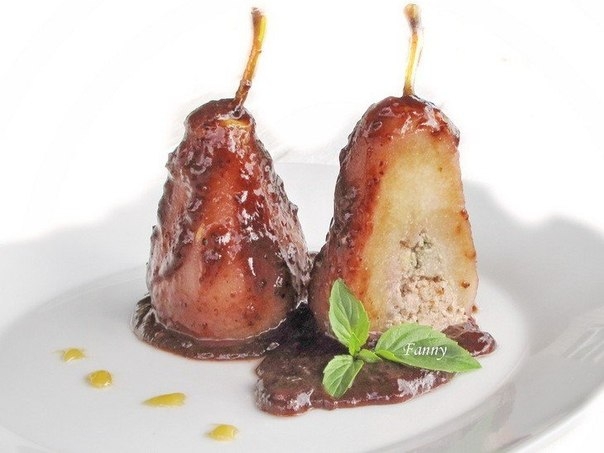 Груши-конфит в вине с начинкой из паштета и кули из чернослива