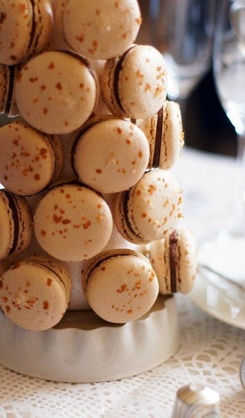 Макарон с пралине и нугой