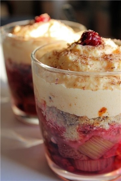 Ревенево-вишнёвый крамбл с заварным кремом в стакане