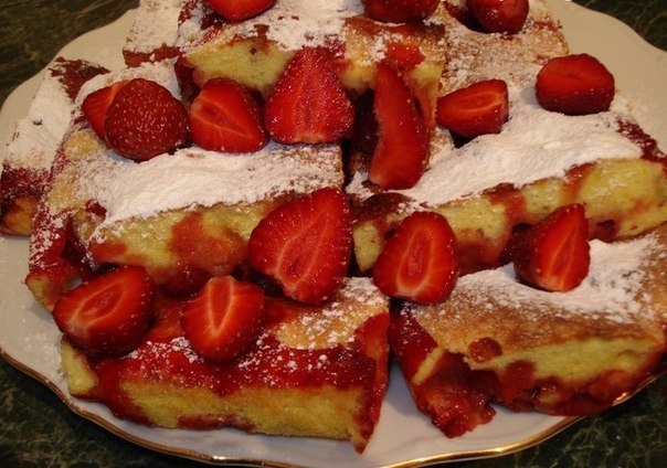 Быстрый пирог с клубникой.