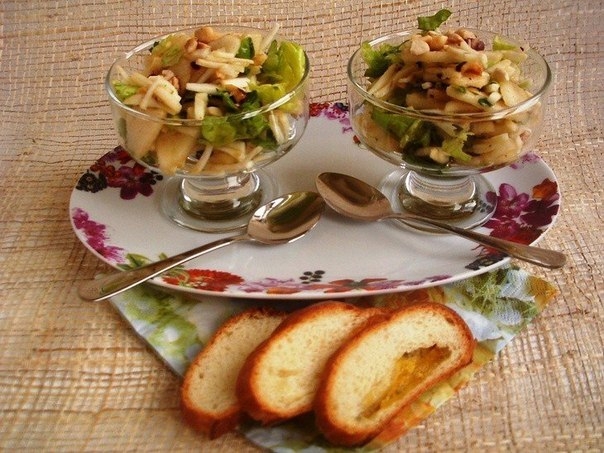 Сочный салат из груши с фундуком и сельдереем