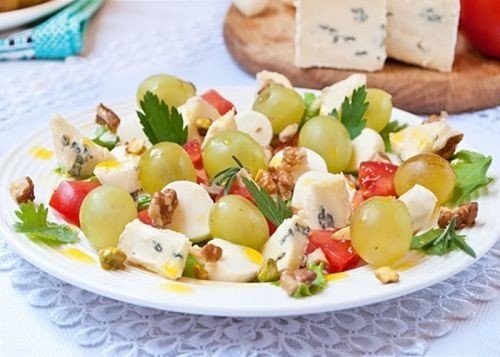 Салат с сыром, виноградом и орехами