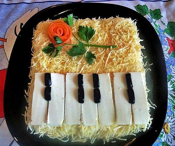 Салат Рояль с горбушей и сыром