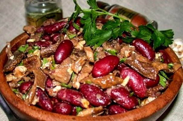 Салат фасолевый с грибами и орехами Салат фасолевый с грибами и орехами