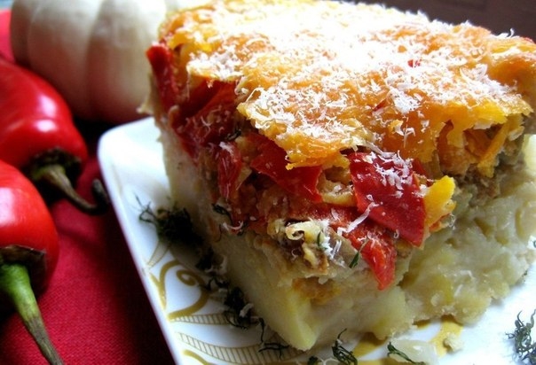 Картофельная запеканка с курицей, баклажанами, перцем, томатами, луком, под сырной "шубкой"