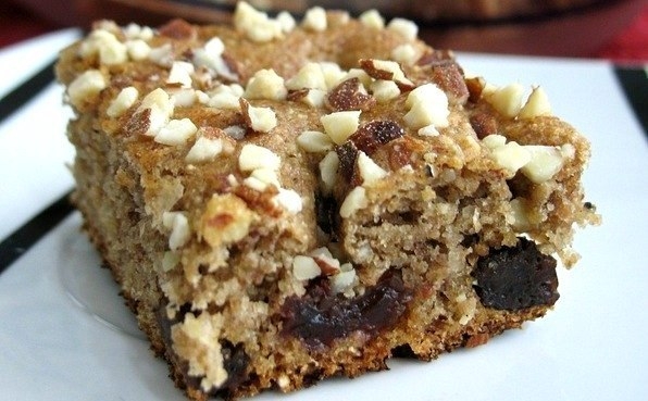 Ореховый постный пирог с изюмом.