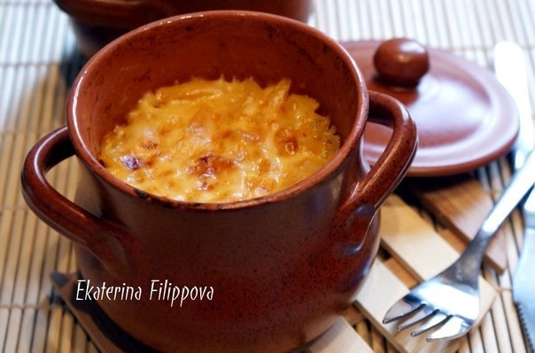 Горшочки с капустой, картофелем и куриным филе.