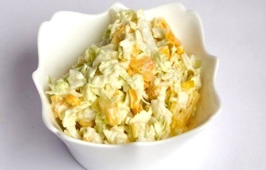 "Салат капустный с кукурузой и яблоком"