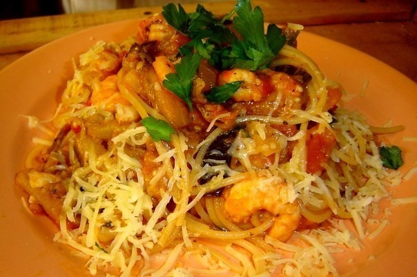 Паста с баклажанами, помидорами и креветками. Паста с баклажанами, помидорами и креветками.