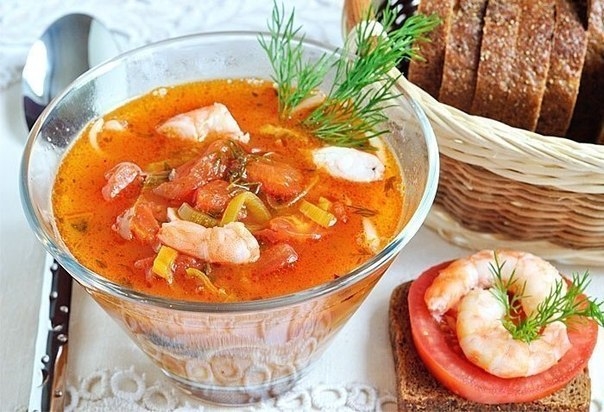Томатный суп с лапшой и креветками!