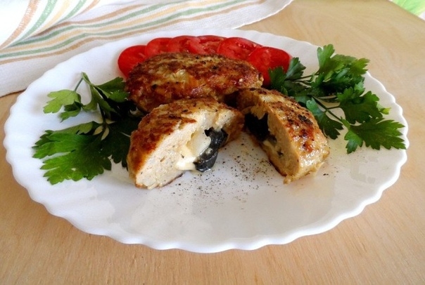 Мини-котлетки с сыром и маринованными грибами Мини-котлетки с сыром и маринованными грибами