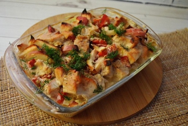 Запеченная куриная грудка с яблоками и перцем