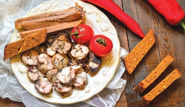 Домашняя колбаса с черносливом