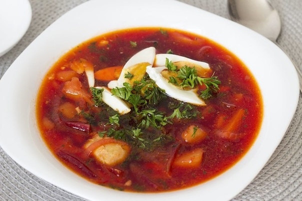 Горячий свекольник на курином бульоне