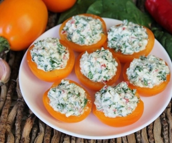 Закуска из помидоров с брынзой и шпинатом Закуска из помидоров с брынзой и шпинатом
