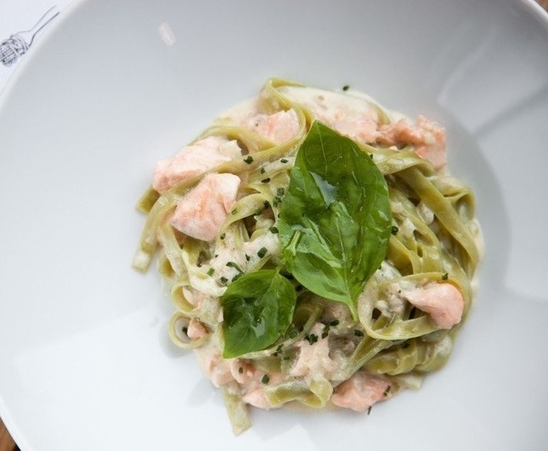 Паста с лососем и сливочно-имбирным соусом