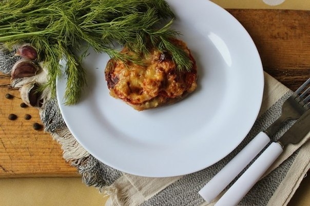 Вкусные отбивные в сырно-овощной шубке