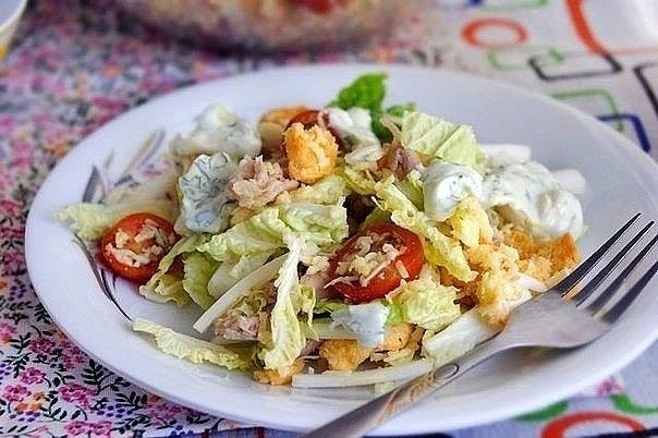 Салат Цезарь по-русски.