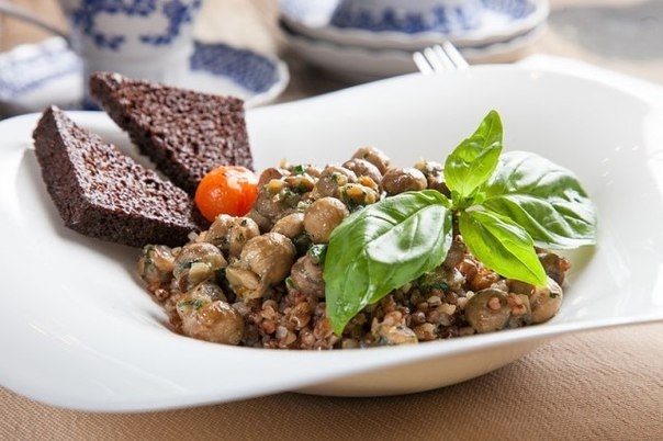 Гречка с грибами и чесночными гренками