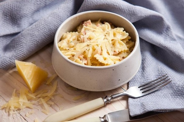 Фарфалле с ветчиной в сливочно-сырном соусе