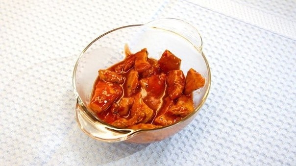 Курица в красном: эффектный и вкусный рецепт