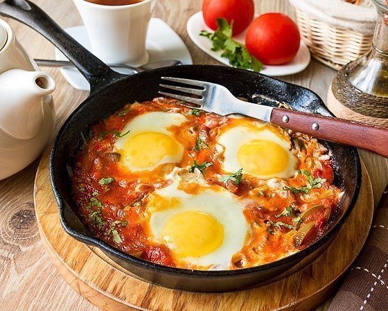 Шакшука - идеальный вариант для сытного завтрака.