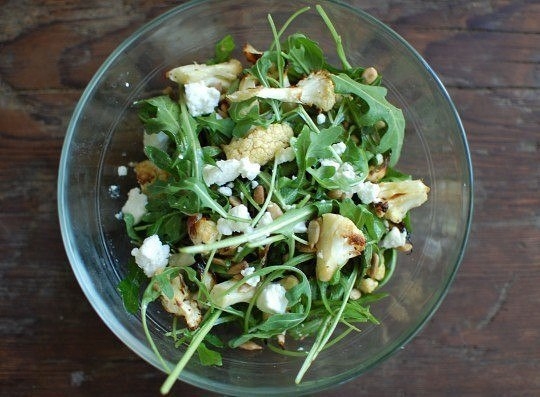 Салат с цветной капустой и рукколой