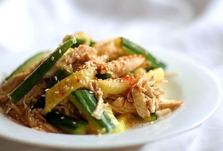 Легкий салат из огурцов и курицы.