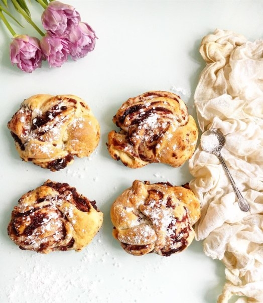 Синнабоны с чёрной смородиной