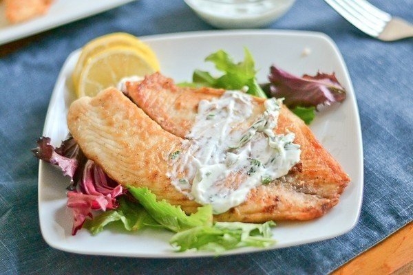 "Запеченная рыба под йогуртом с зеленью"