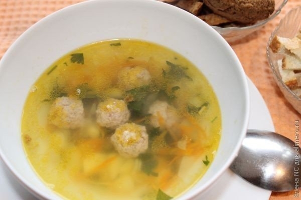 Картофельный суп с фрикадельками.