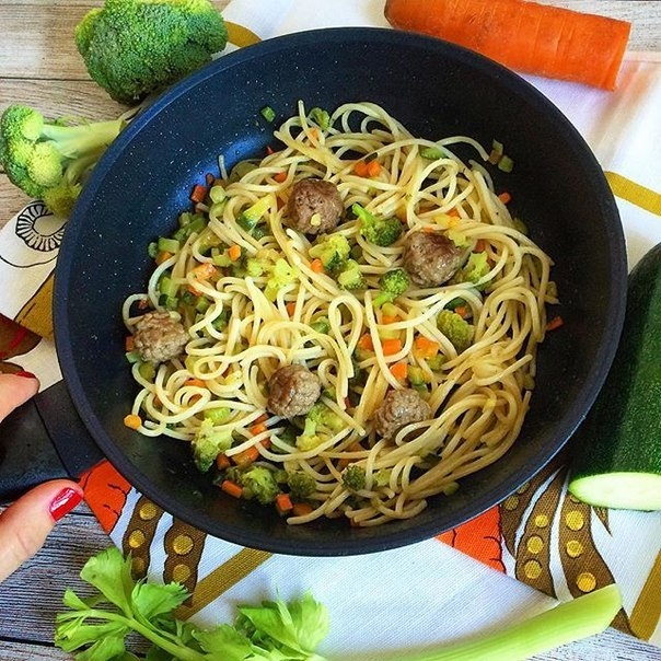 Макароны с овощами и фрикадельками